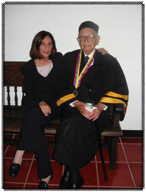 Bengoa junto a su hija al recibir el Doctorado Honoris Causa de la Universidad Simón Bolívar. Venezuela. 2006