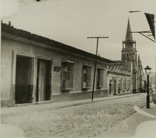 Figura 4. Colegio Villegas. Entre las esquinas de Veroes y Santa Capilla. Postal de la colección de María Isabel Giacopini de Zambrano.1900.